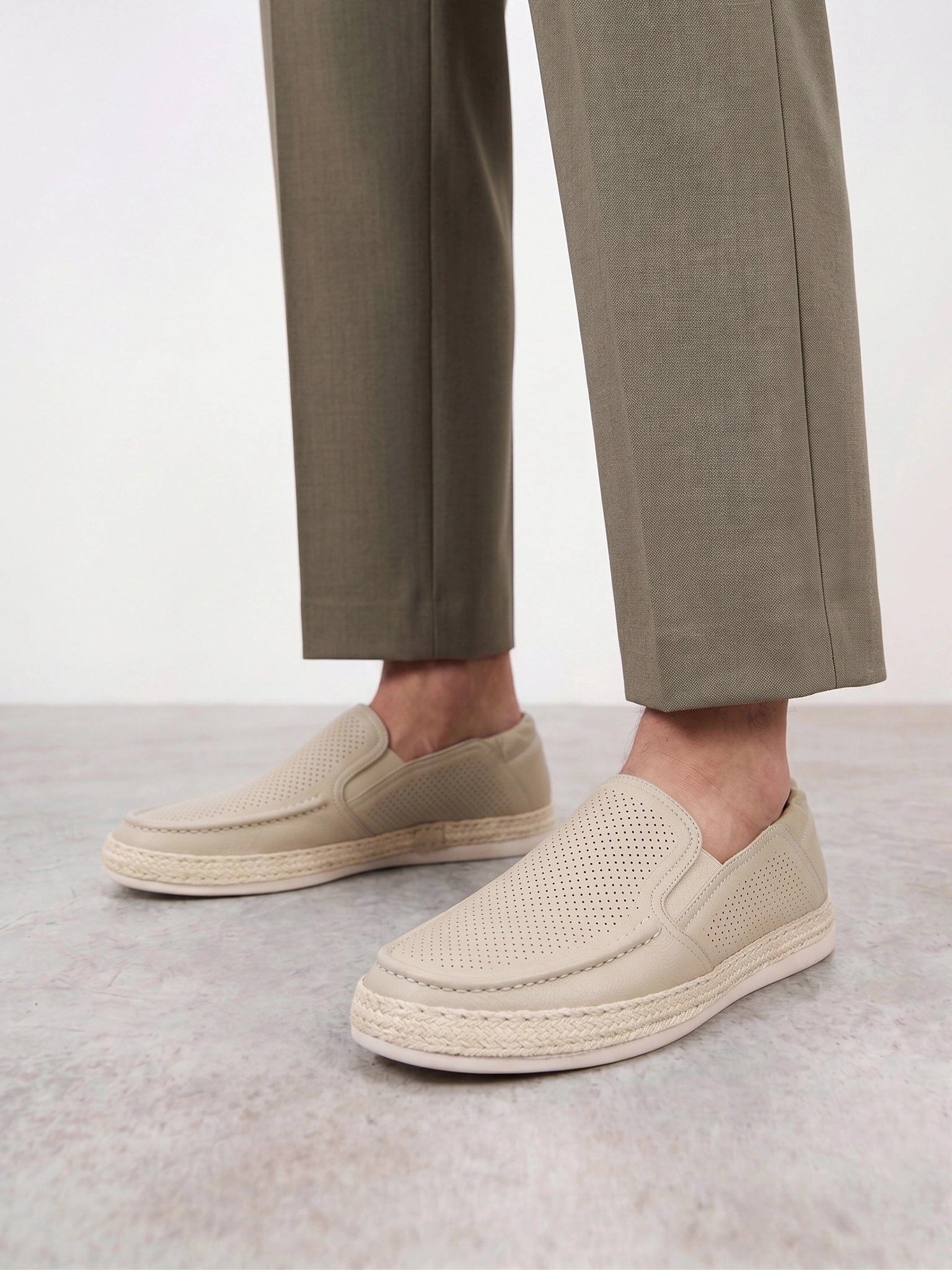 Мокасины светло-серого цвета с перфорацией на низкой подошве